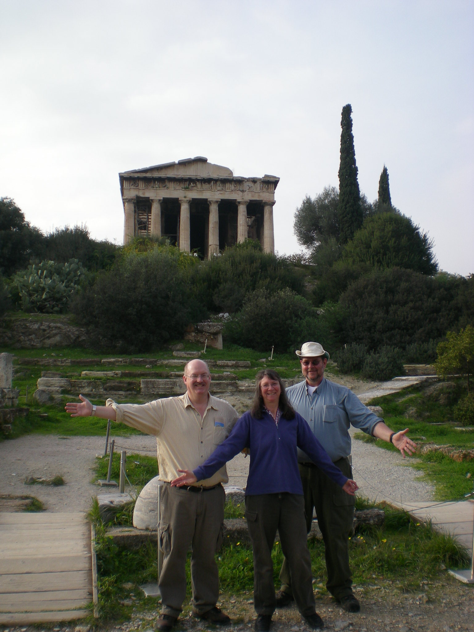 athina-day-1-031-we-come-in-peace-agora